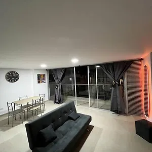 Apartamento Espacioso Con Piscina En Laureles 201, Medellín